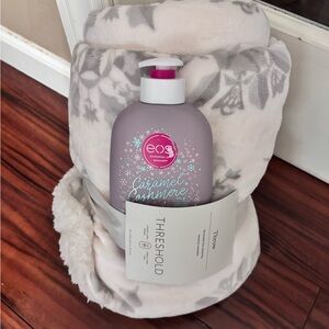 EOS Caramel Cashmere Body Lotion w/new snowflake throw